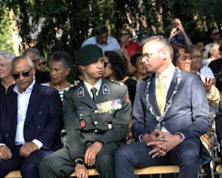 Dertig graven van Molukse ex-KNIL militairen hebben in Lunteren een bijzondere status gekregen. De bijbehorende plakkaten zijn tijdens een speciale herdenkingsbijeenkomst overhandigd
